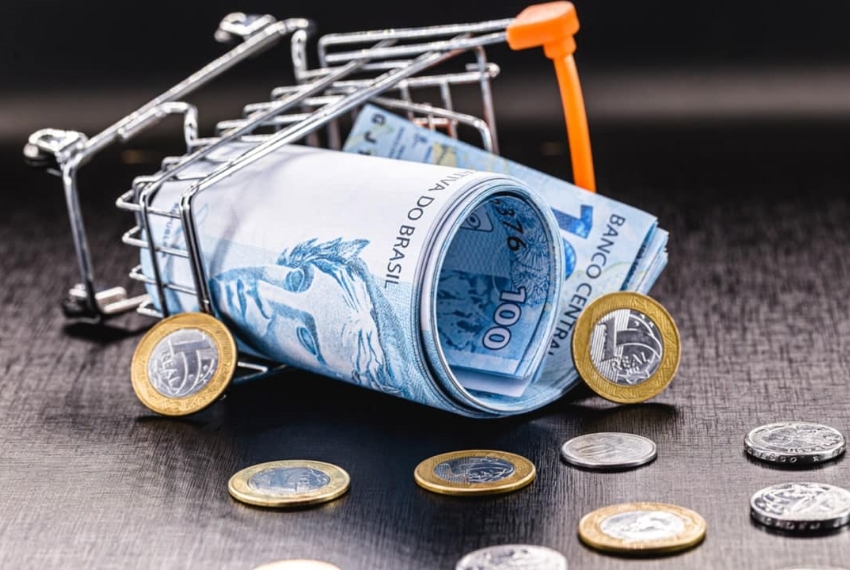 Em 12 meses, os salários tendo um rendimento médio com queda de 7% e a Inflação, medida pelo IPCA, ultrapassou os 10%