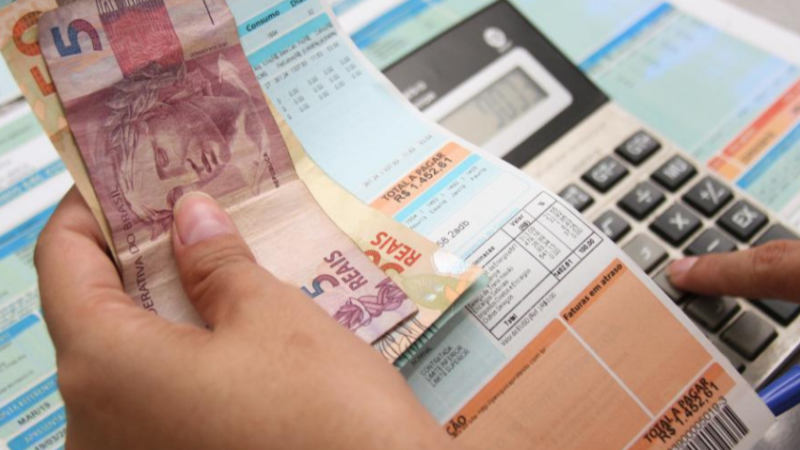 Depois de um reajuste de 52% em junho, a ANEEL deve anunciar nos próximos dias um novo aumento de até 58% na bandeira vermelha 2 da conta de luz