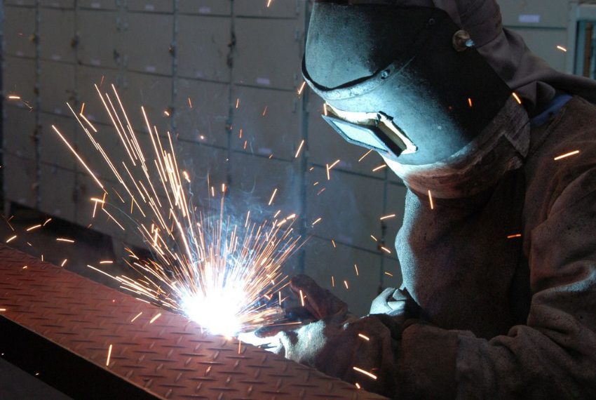 A produção industrial cresceu 2,9% em dezembro de 2021