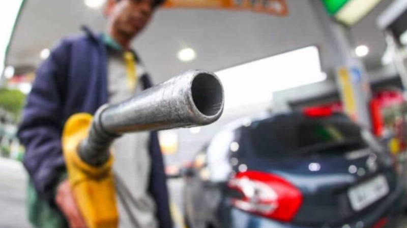 Situação inédita dos preços, preço da gasolina passa de R$ 7 pelo litro em quatro estados