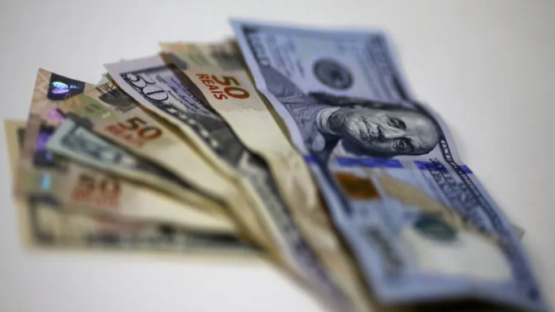 IBOVESPA opera em leve alta após ataques em Brasília; dólar sobe a R$ 5,26.