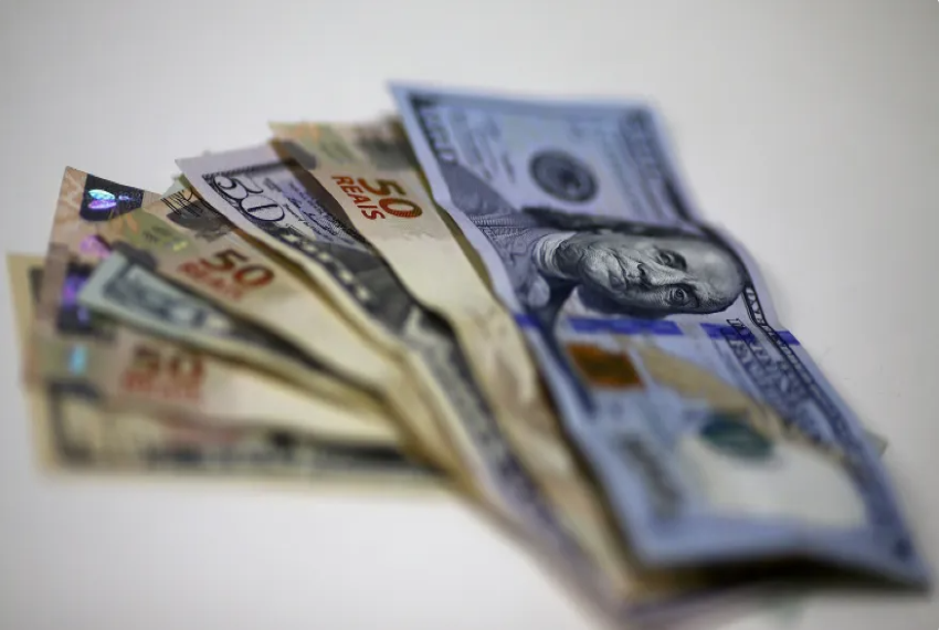 IBOVESPA opera em leve alta após ataques em Brasília; dólar sobe a R$ 5,26.
