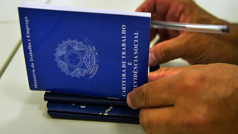 CAGED: Brasil abre 83,3 mil vagas com carteira assinada em Janeiro.