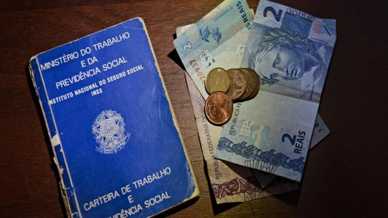 BRASIL CRIA EMPREGOS: Brasil cria 195 mil empregos formais em março; salário médio cai.