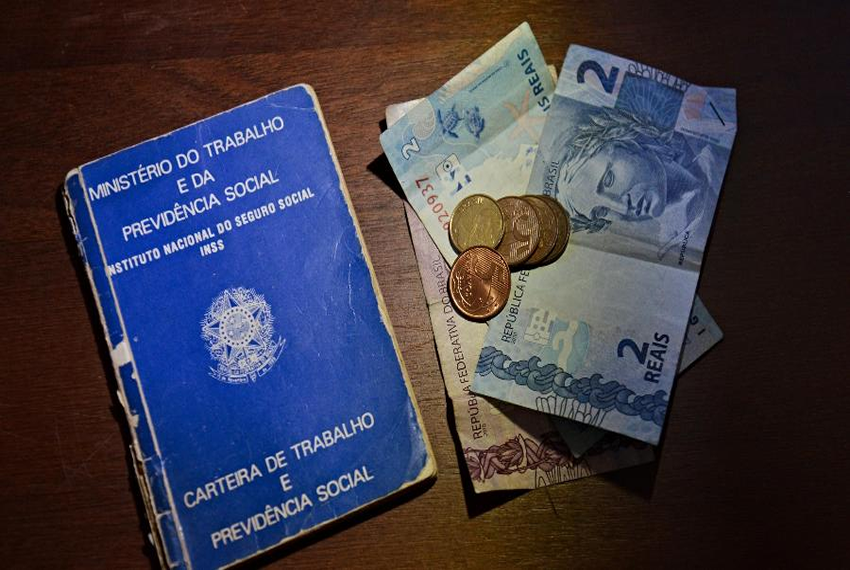 BRASIL CRIA EMPREGOS: Brasil cria 195 mil empregos formais em março; salário médio cai.