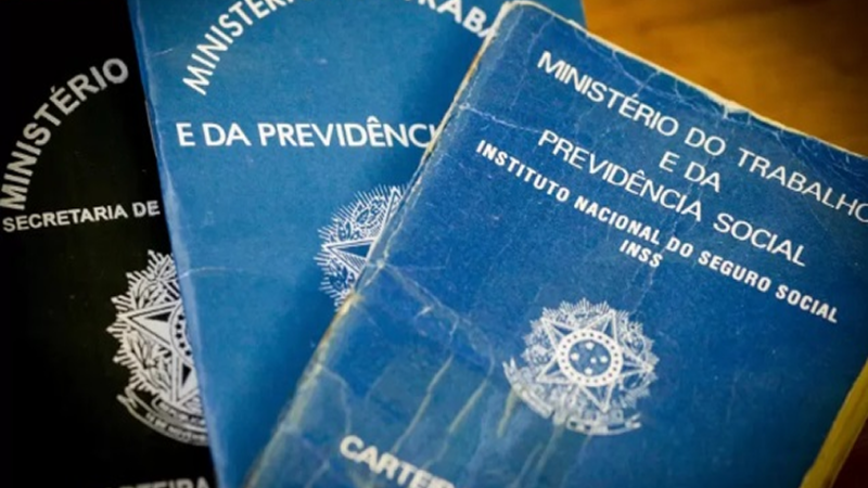 CARTEIRA ASSINADA: Economia. Brasil cria 142 mil vagas formais em julho, queda de 36% em relação a 2022.