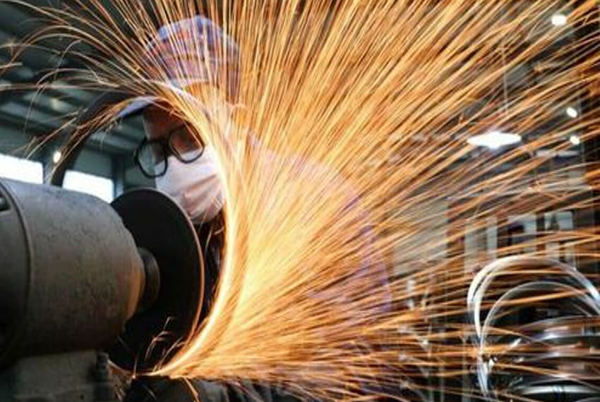 PRODUÇÃO INDUSTRIAL: A alta superou o consenso de analistas, que previa crescimento de 2,4% na comparação mensal.