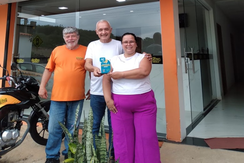Entrega da premiação “PARCERIA DE SUCESSO 2025” para a Autoescola Cativa
